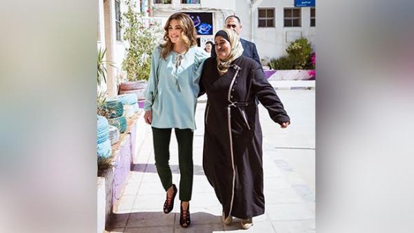 الملكة رانيا مع طالبات من جرش في متحف الأطفال 


