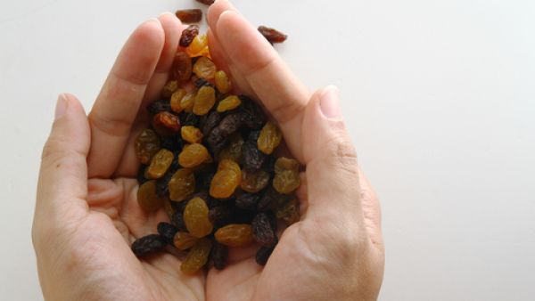 من فوائد الزبيب على البشرة يزيل السموم من البشرة