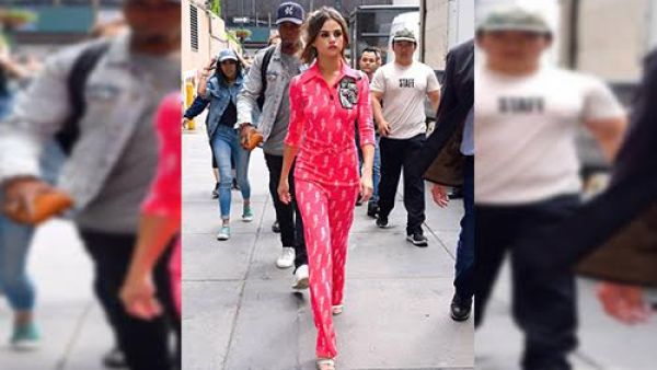 سيلينا غوميزتتجول في شوارع نيويورك بإطلالة حمراء من تصميم "ميو ميو"