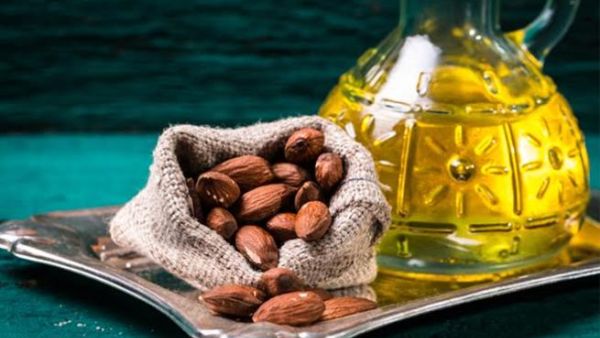 يعرف زيت اللوز الحلو بفوائده الكثيرة على بشرة الوجه والجسم والشعر أيضاُ