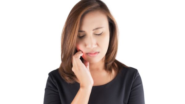 يجب عمل كمادات دافئة تساعد على تقليل تورم اللثة

