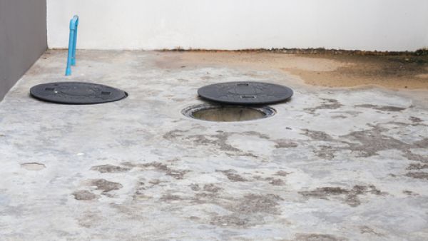 يشتكي البعض من خروج رائحة كريهة بشكل مستمر من مجاري المنزل