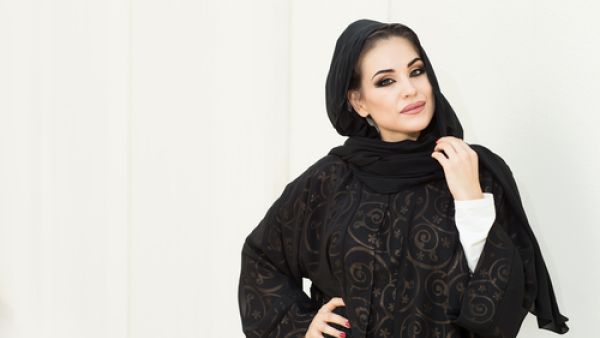 إن كانت هنالك نقشة ملونة في العباءة فاجعلي الاكسسوارات من اللون ذاته