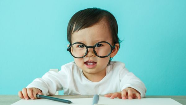 عودي طفلك على وضع أشيائه في أماكن ثابتة

