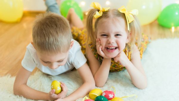احرصي على مكافأة طفلك إذا اتخذ خطوة اجتماعية إيجابية.