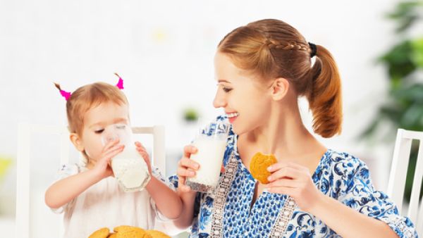 عليك شرب الحليب أمام طفلك حتى تشجعي طفلك على أن يحذو حذوك
