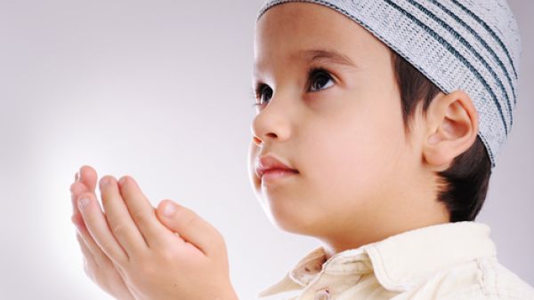 لتشجيع طفلك الذهاب لصلاة العيد اشتري ثوب أبيض جديد له


