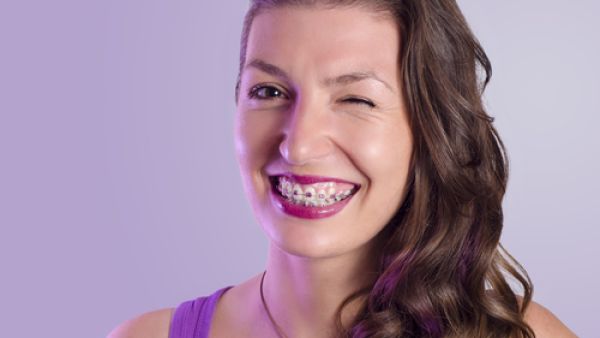 اعطي مزيد من الاهتمام بمكياج العين لتشتيت الأنظار عن فمك

