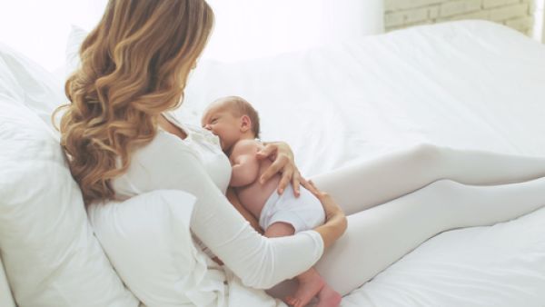 الرضاعة الطبيعية تمنح الطفل مزيداً من شعور العطف والحنان نحوه
