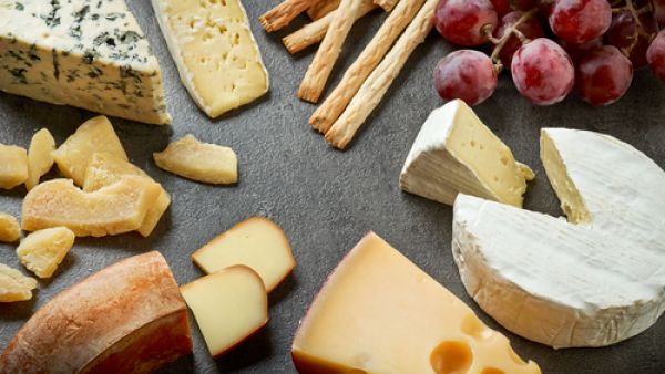 تناول الجبنة بانتظام يساعد على العيش مدة أطول
