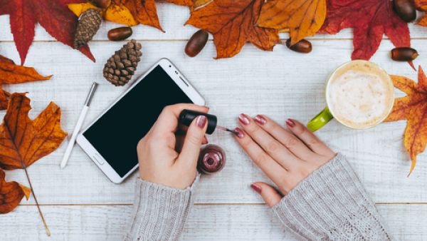 ضعي دائما الطلاء الشفاف السفلي قبل وضع المانيكير  ضعي دائما الطلاء الشفاف السفلي قبل وضع المانيكير