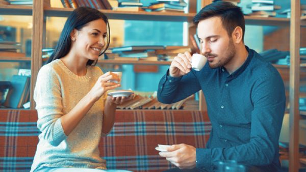 التحدث بشكل سيئ عن الشريك السابق من علامات العدوانية والطفولية