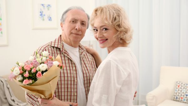 اهدِ زوجتك باقة من الأزهار مرفقة برسالة تقول لها فيها كم أنّها أمّ جيدة 