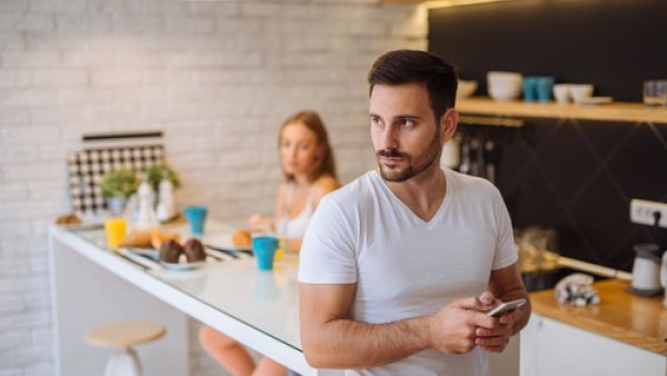التجسس على الزوج ينعكس بشكل سلبي على العلاقة الزوجية

