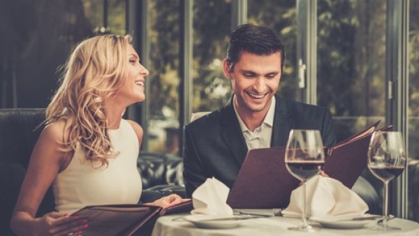 كونى طبيعيه ولا تضحكي بصوت عالي
