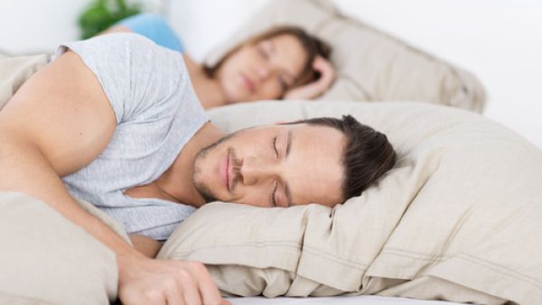 يرتبط الحلم مع زيادة ارتفاع نشاط المخ خلال نوم حركة العين السريعة