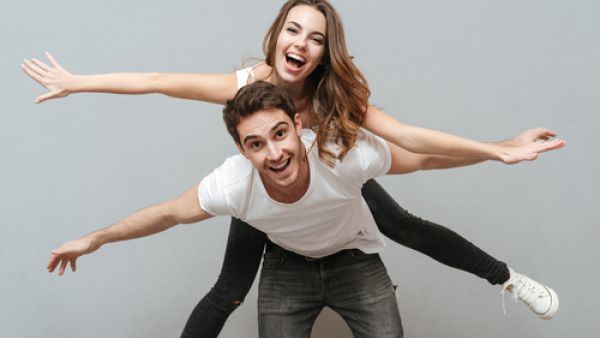 يحبّ الرجل المرأة التي تتميّز بأنوثتها ورقيها

