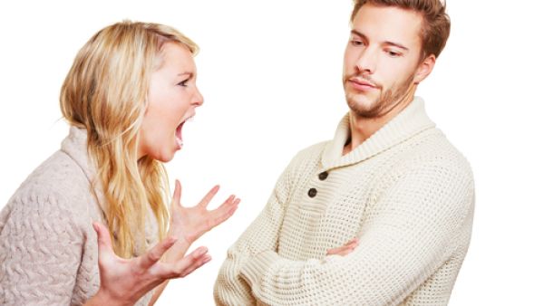 بعض الأزواج يمنعون زوجاتهم من زيارة بيت أهلها

