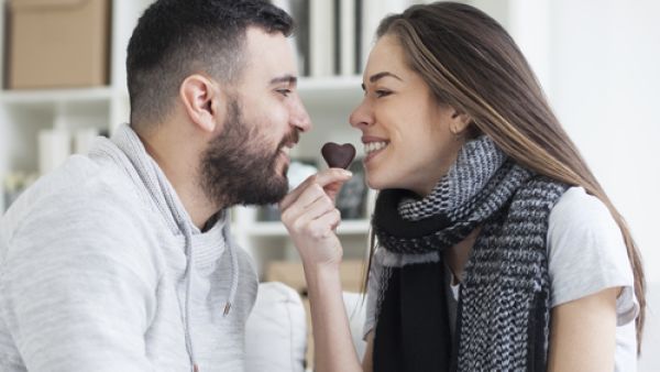 قبل العلاقة الجنسية بوقت كلي قطعة الشوكولاته أنتي وزوجك لتزيد نسبة الفينيل 