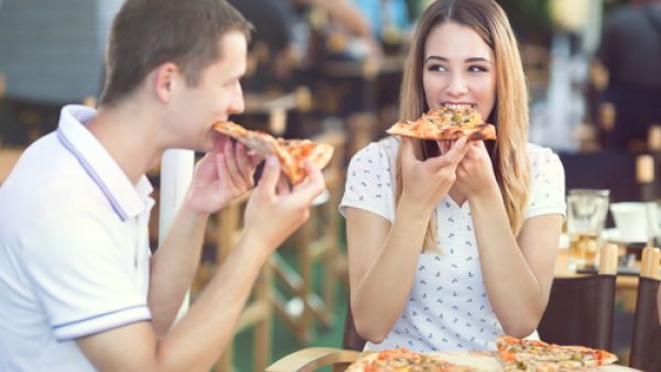 الرجال يزيد وزنهم بعد الزواج أكثر من النساء