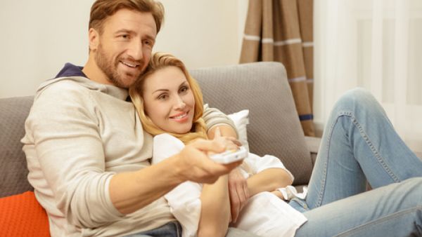 شاهدي الأفلام الرومانسية برفقة زوجك

