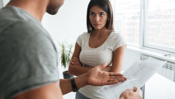 تغار المرأة على زوجها من أهله لأنها تتمتع بشخصية صعبة وحب الاستقرار 