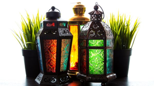 يمكنك البدء بزينة العيد من الباب الضيوف لإستقبالهم بحفاوة العيد