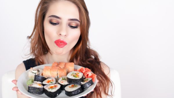 يمكنك الاستمتاع بتناول السوشي باعتدال عند اتباع حمية غذائية