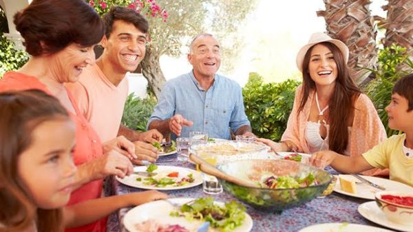 اختاري طاولة بحجم مناسب تضعينها في أحد أركان الغرفة لتحمل مأكولات العيد