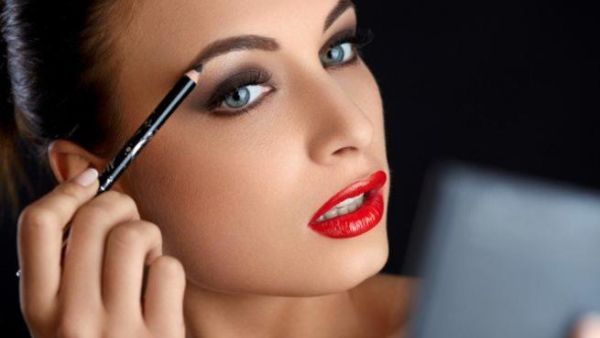 فرّشي حاجبيك واستعملي قلم الحواجب لتعبئة الفراغات