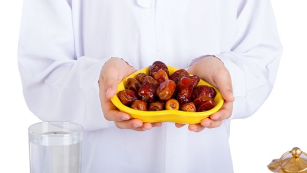 يجب الصلاة بعد تناول التمر وقبل إكمال الإفطار
