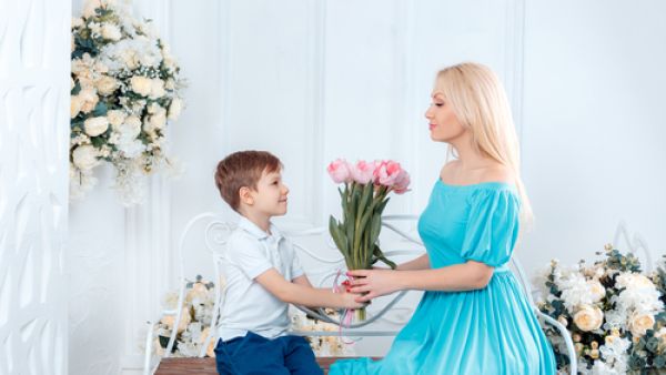 ابحثي عن محل للزهور على الإنترنت أو اذهبي إلى بائع الزهور المفضّل لديكِ
