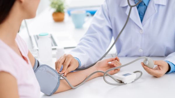 تناول خبز الحبوب الكاملة يساعد على خفض ضغط الدم

