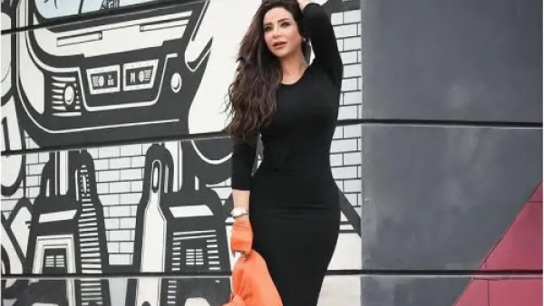 لجين عمران تملك ملامح شرقية بعيون واسعة وشعر أسود مخملياً 