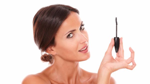يمكنك وضع عبوة الماسكارا في الماء المغلي لدقائق قليلة ثم إخراجها
