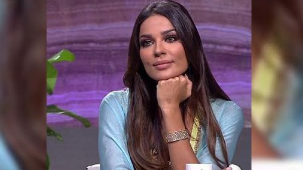 القفطان المغربي يضفي ألقاً ملكياً على إطلالة "نادين نجيم"