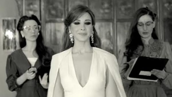 نانسي عجرم من فيديو كليب "حاسه بيك"