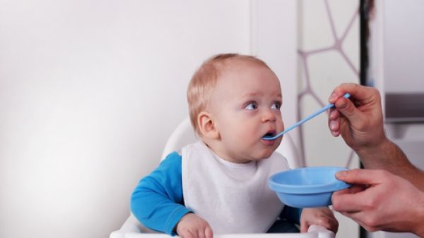 احرصي عند إطعام طفلك للمرة الأولى على أن تحاولي تعليمه كيف يبتلع الطعام