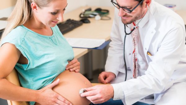 في الأشهر الأخيرة من الحمل يحدث تراجع في حركة الجنين وتوقف لها