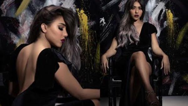 سارة سلامة بفستان أسود من قماش المخمل