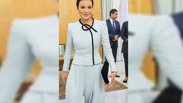الشيخة موزة لا تبخل على إطلالتها أبداً بل تحرص دائماً أن تطلّ بلوك الملكة

