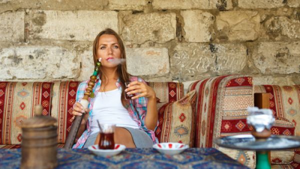 تدخين الشيشة في المنازل يؤدي إلى انبعاث غاز أول أكسيد الكربون
