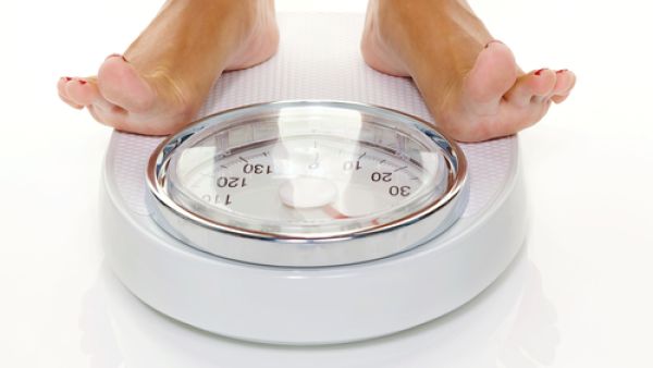 كل امرأة تعلم بأنه مع إقتراب موعد دورتها الشهرية فإن وزنها قابل للزيادة