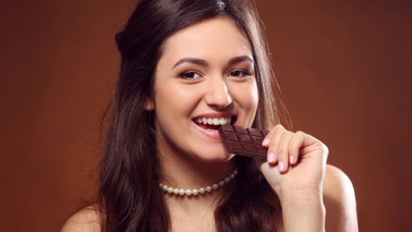 تتمتع الشوكولاتة بالعديد من الفوائد التي تساهم في الحفاظ عل صحتك النفسية والجسدية