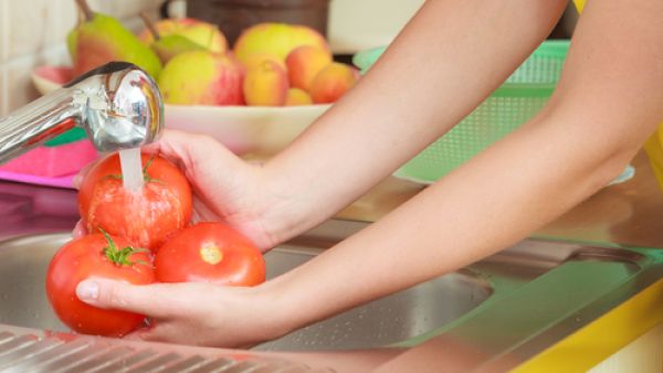 استخدمي الماء البارد لغسل الخضروات والفاكهة
