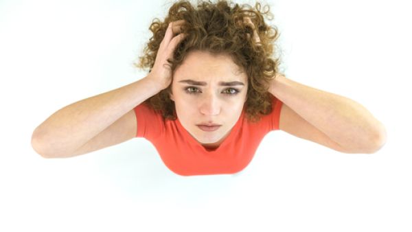 سرعة الغضب والقلق مشاعر تراود المرأة بشكل متكرر من أعراض لانقطاع الطمث
