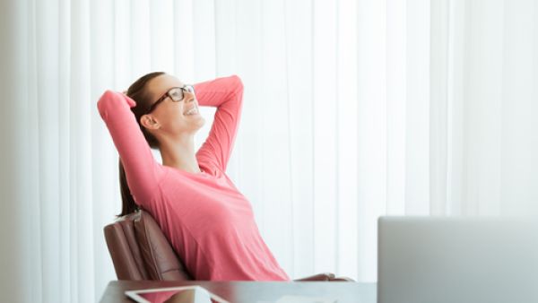 يتمحور الحلم العاطفي الأول للفتاة في ان يكون حبيبها وسيماً
