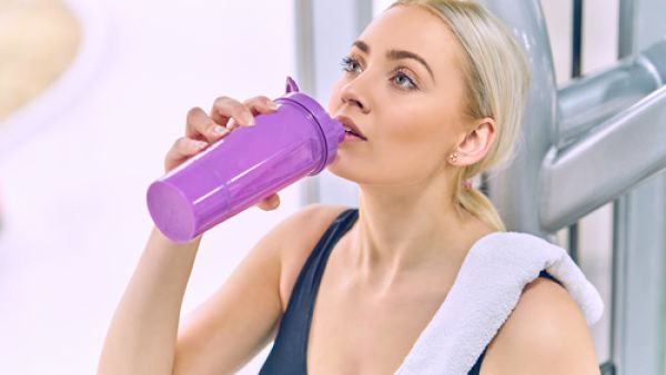 يحتاج الجسم للمحافظة على نضارته وشبابه لتناول كمية كبيرة من الماء يومياً