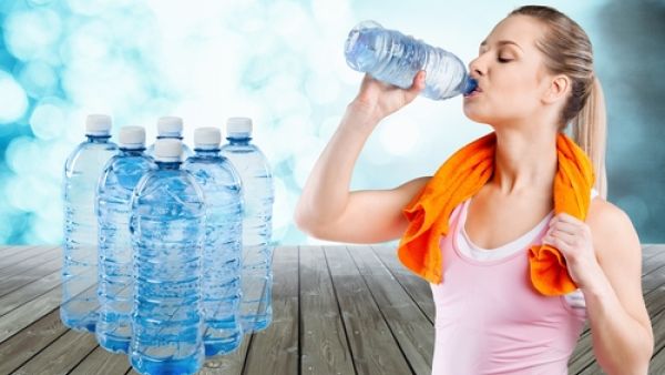 ينصح بشرب المياه بكثرة لأنه يساعد الجسم على الشعور بالشبع

