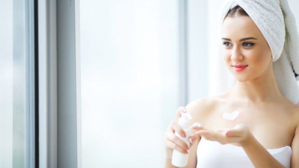 قومي بعمل مساج يومي لبشرتك فهذا سيساعدك في التخلص من ترهلات الجلد